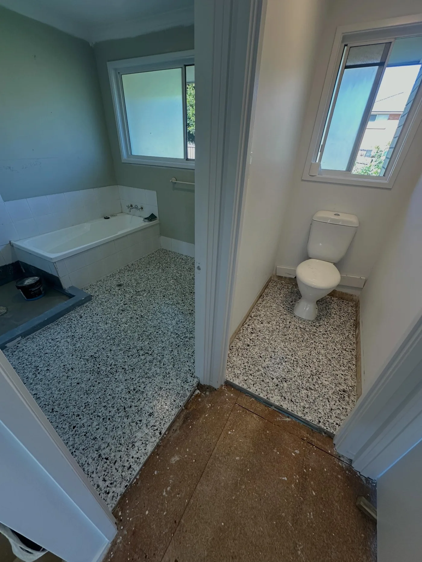 Finished speckled floor surface in a bathroom